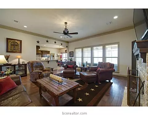 3907 Esquire Ct, Bryan, TX 77808 photo 3