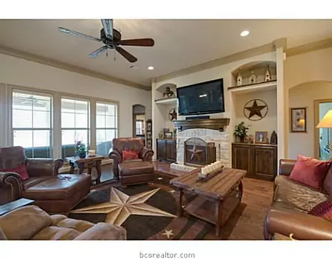 3907 Esquire Ct, Bryan, TX 77808 photo 2