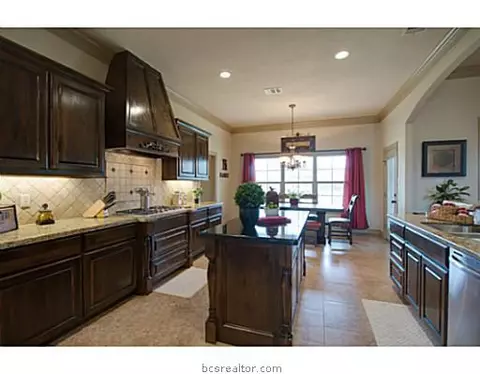 3907 Esquire Ct, Bryan, TX 77808 photo 6