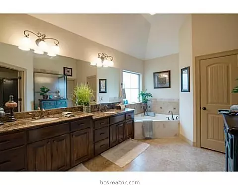 3907 Esquire Ct, Bryan, TX 77808 photo 10