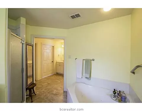 9214 Grassbur Rd, Bryan, TX 77808 photo 14