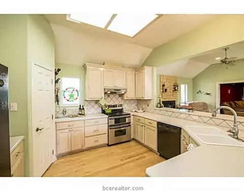 9214 Grassbur Rd, Bryan, TX 77808 photo 6