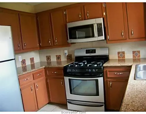 2306 Emerald Dr, Bryan, TX 77803 photo 4