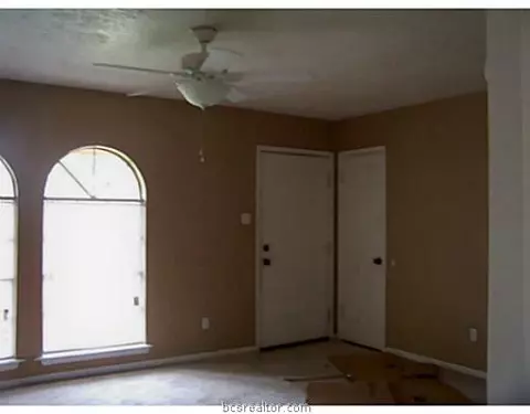 2306 Emerald Dr, Bryan, TX 77803 photo 2