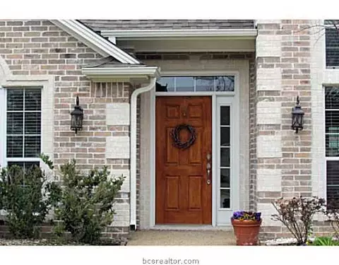 4905 Park Hampton Dr, Bryan, TX 77802 photo 2