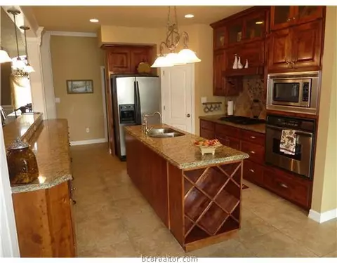 3808 Park Hampton Dr, Bryan, TX 77802 photo 3