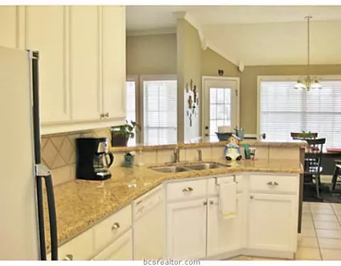 5207 Draycott, Bryan, TX 77802 photo 3