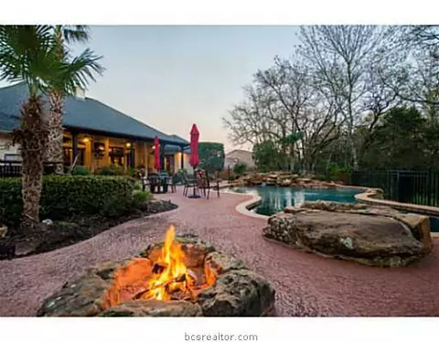 2004 Lis Ln, Bryan, TX 77807 photo 2