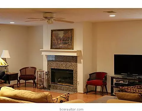 907 Ruskin Dr, Bryan, TX 77802 photo 4