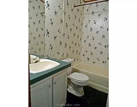 3808 Iverson Dr, Bryan, TX 77803 photo 11