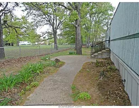 3808 Iverson Dr, Bryan, TX 77803 photo 2