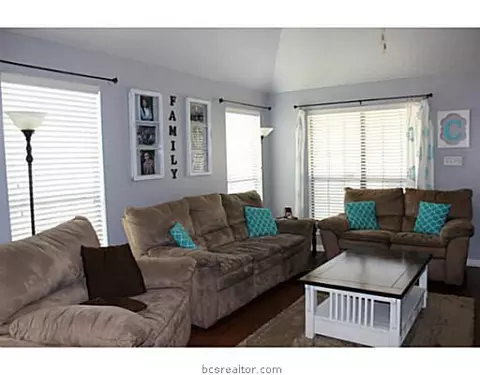 2000 Turning Leaf Dr, Bryan, TX 77807 photo 2