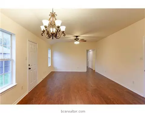 1109 Clearleaf Dr, Bryan, TX 77803 photo 2