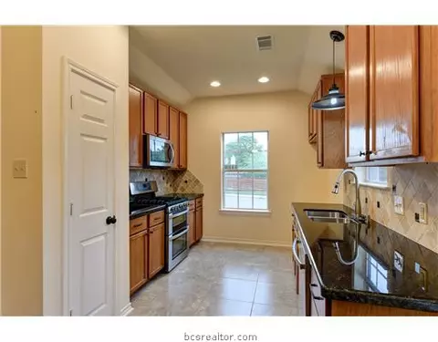 1109 Clearleaf Dr, Bryan, TX 77803 photo 4