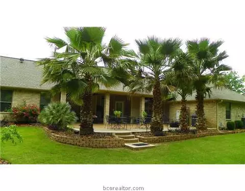 3902 Esquire Ct, Bryan, TX 77808 photo 2