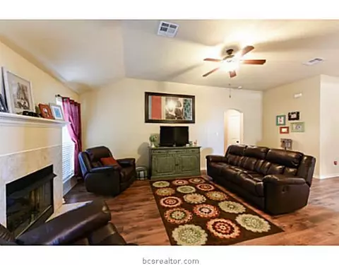 2019 Turning Leaf Dr, Bryan, TX 77807 photo 2