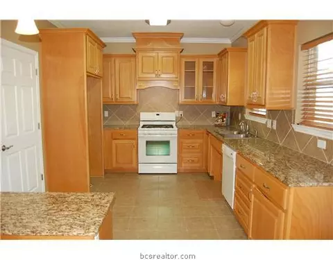 3327 Broadmoor Dr, Bryan, TX 77802 photo 3