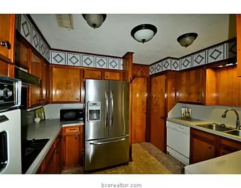 2703 Wayside Dr, Bryan, TX 77802 photo 4