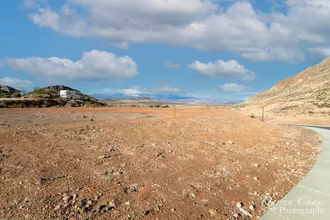 3294 S Cliffs Dr, Hurricane, UT 84737