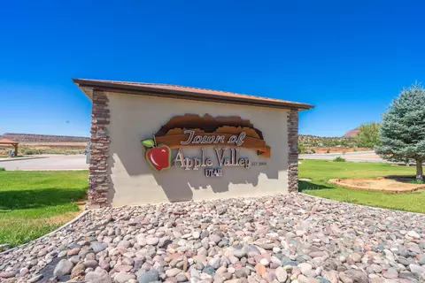 924 N Foothill Dr, Apple Valley, UT 84737