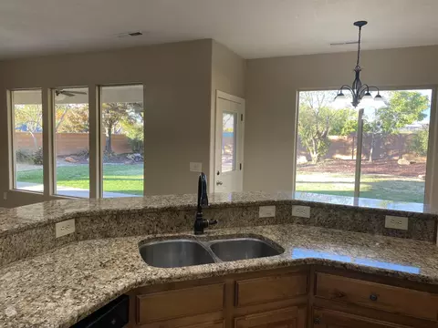 689 E Sonoran Dr, Washington, UT 84780 photo 12