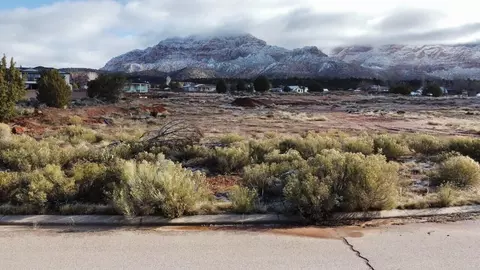 1277 E Cactus Dr, Apple Valley, UT 84737 photo 3