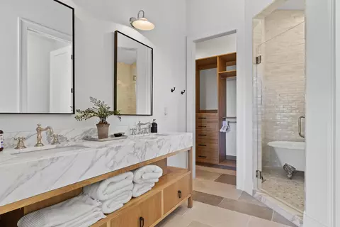 Bath - 926 E Autumn Dr, Brian Head, UT 84719 photo 2 of 5