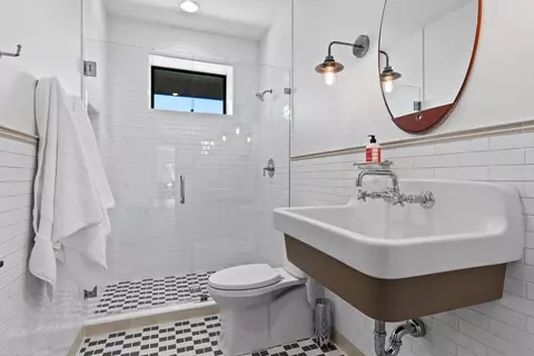 Bath - 926 E Autumn Dr, Brian Head, UT 84719 photo 4 of 5