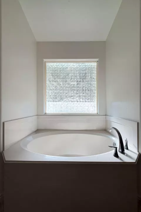 Bath - 4032 S 890 E, Washington, UT 84780 photo 4 of 6