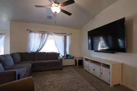 Living - 4032 S 890 E, Washington, UT 84780 photo 2 of 3