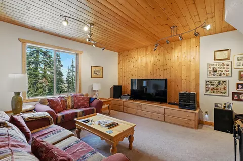 Living - 699 W Hunter Ridge Dr, Brian Head, UT 84719 photo 6 of 7