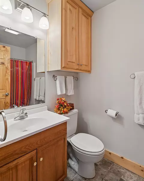 Bath - 699 W Hunter Ridge Dr, Brian Head, UT 84719 photo 2 of 8