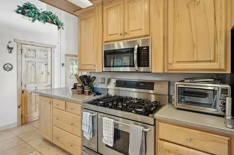 Kitchen - 699 W Hunter Ridge Dr, Brian Head, UT 84719 photo 2 of 4