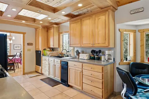 Kitchen - 699 W Hunter Ridge Dr, Brian Head, UT 84719 photo 3 of 4