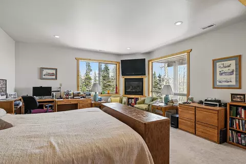 Bedroom - 699 W Hunter Ridge Dr, Brian Head, UT 84719 photo 6 of 11