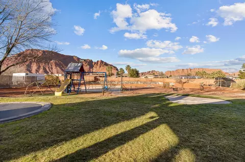 Exterior - 851 E Posado St, Ivins, UT 84738 photo 5 of 10