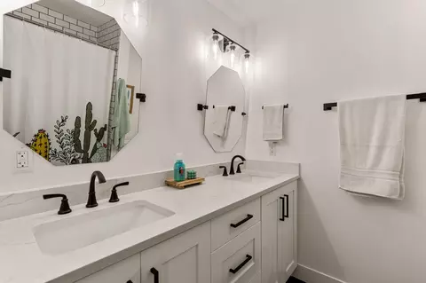 Bath - 851 E Posado St, Ivins, UT 84738 photo 3 of 9
