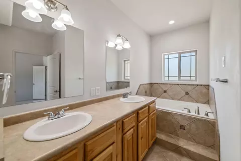 Bath - 5154 Juniper Ridge Rd, Enoch, UT 84721 photo 2 of 5