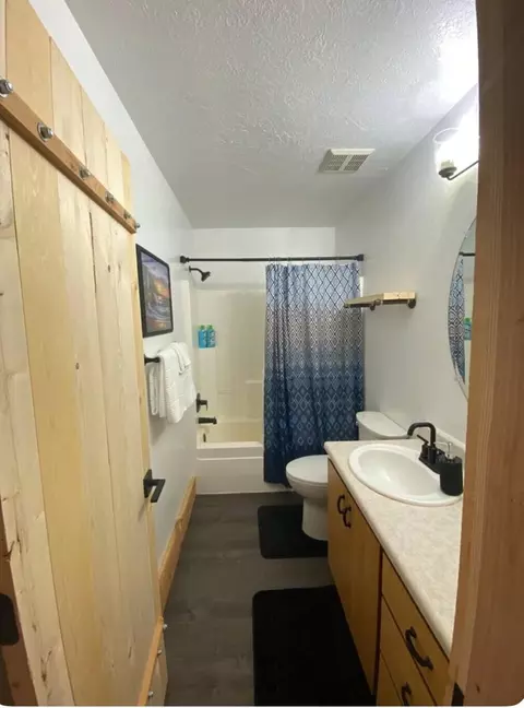 Bath - 420 E Jessop Ave, Hildale, UT 84784 photo 1 of 2