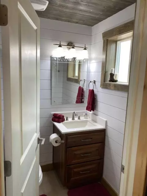 Bath - 420 E Jessop Ave, Hildale, UT 84784 photo 2 of 2