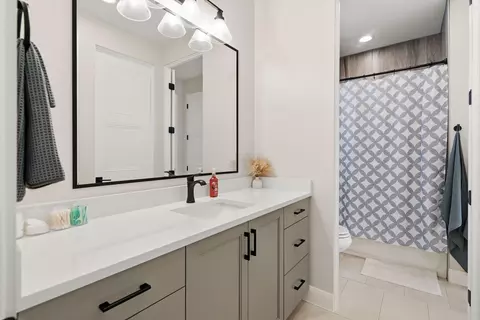 Bath - 981 E 4155 S, Washington, UT 84780 photo 9 of 10