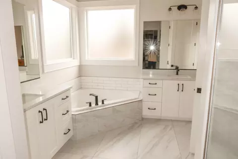 Bath - 4145 S 435 E, Washington, UT 84780 photo 2 of 5