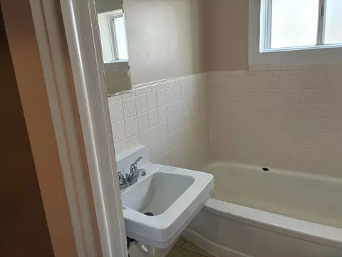 Bath - 290 N 100 St E, Beaver, UT 84713 photo 3 of 4
