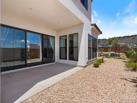 Exterior - 2292 E Arena Roja Dr, Washington, UT 84780 photo 5 of 6