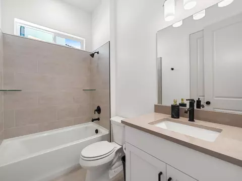 Bath - 2292 E Arena Roja Dr, Washington, UT 84780 photo 2 of 8
