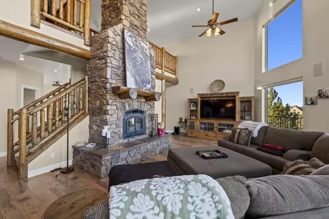 Living - 1780 Eagle Ridge Cir, Hatch, UT 84735 photo 3 of 4