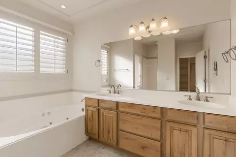 Bath - 880 E Lori Ln, Washington, UT 84780 photo 3 of 4