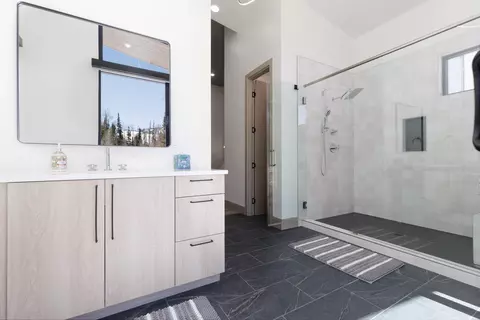 Bath - 160 W Ridgeview St #7B, Brian Head, UT 84719 photo 5 of 7
