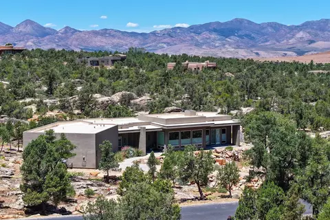 371 N Pinion Hills Dr, Dammeron Valley, UT 84783