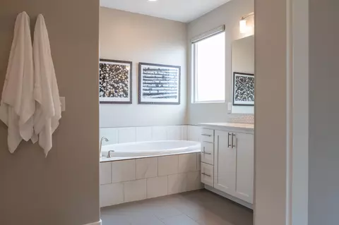 Bath - 355 Treasure Valley Rd, Washington, UT 84780 photo 1 of 8